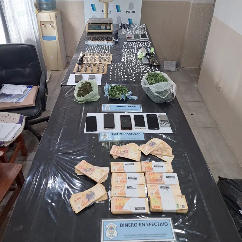 droga y dinero decomisado en el operativo