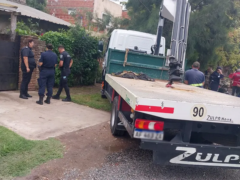 policías en la puerta del domicilio donde ocurrió la tragedia