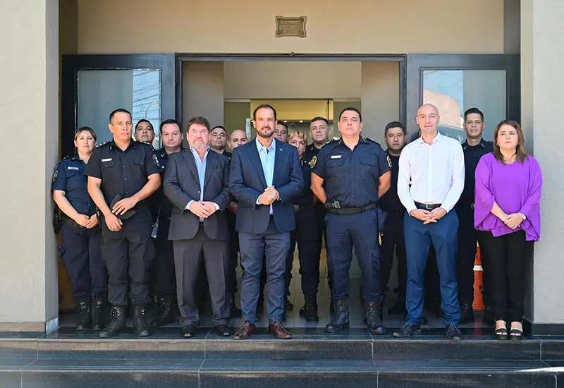 el intendente y autoridades policiales en la puerta del Palacio Municipal