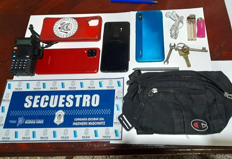 El handy que usarían para inhibir alarmas, celulares, llaves y otros objetos incautados