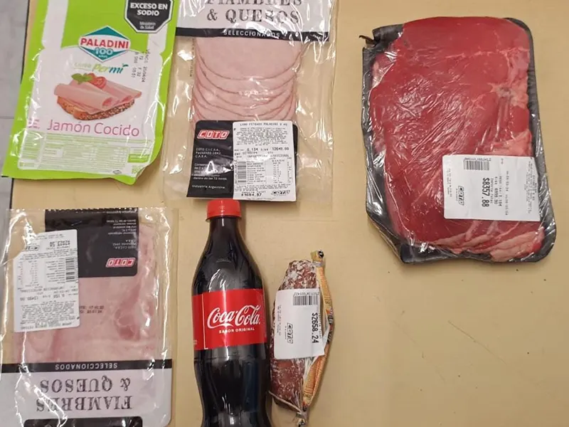 mercadería que el agente de tránsito intentaba llevarse del supermercado
