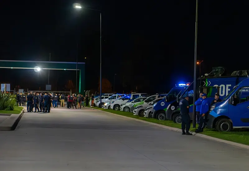 fuerzas policiales agrupadas antes de iniciar el operativo