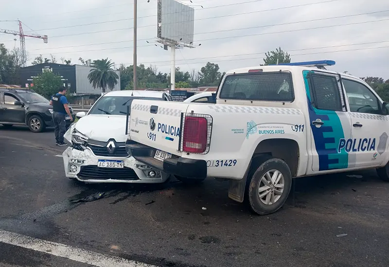 el Sandero chocó a un patrullero en medio de la Panamericana