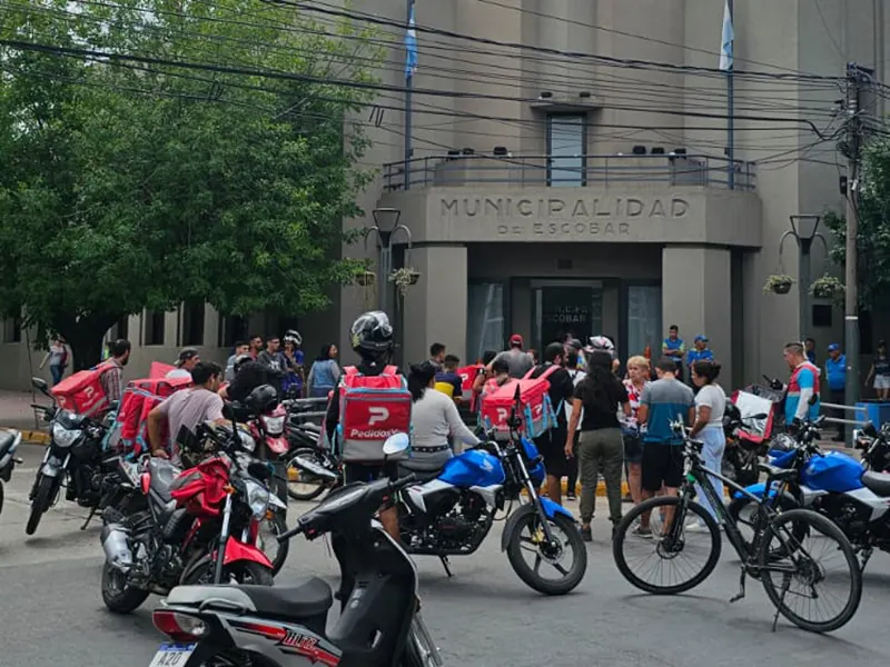 trabajadores de Pedidos Ya en la puerta del Municipio