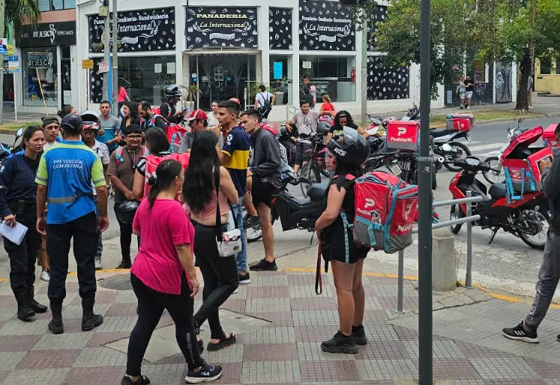 trabajadores de Pedidos Ya en la puerta del Municipio