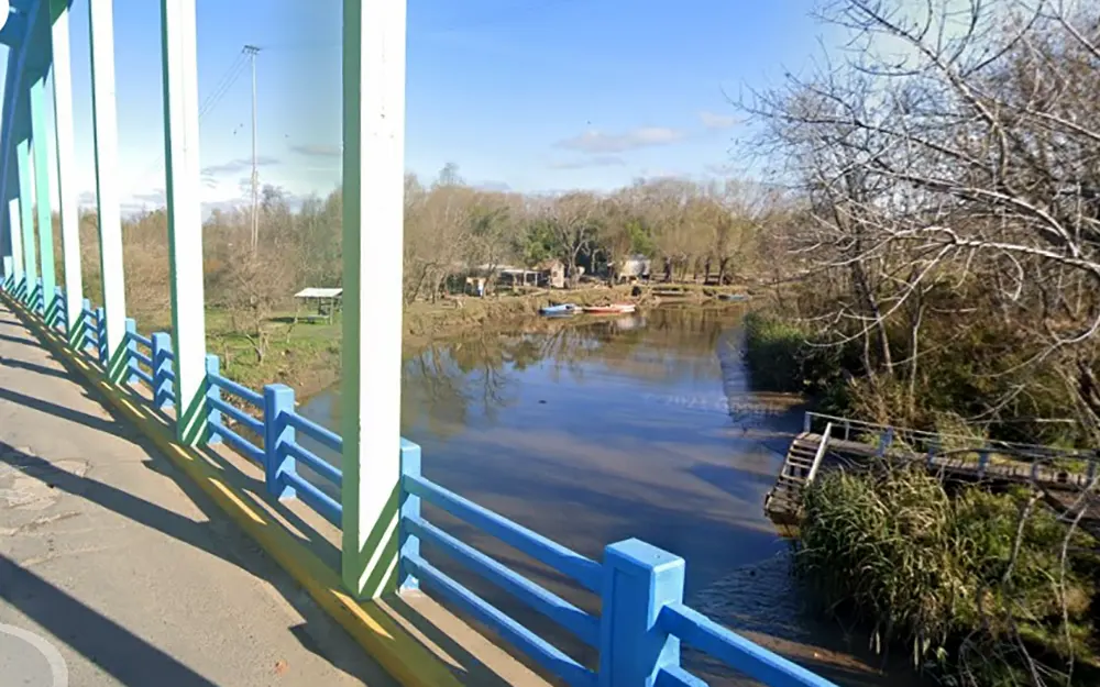 Andaban en motos robadas y se tiraron al río para escapar de la policía