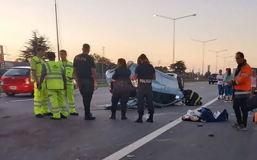Terrible vuelco vehicular en el kilómetro 51: dos jóvenes heridos