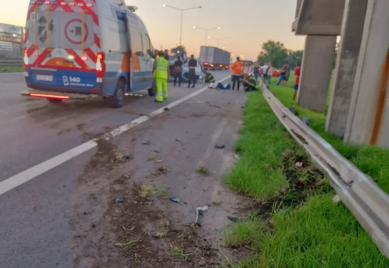el auto en el que viajaban los jóvenes chocó contra el guardarraíl antes de volcar sobre la autopista