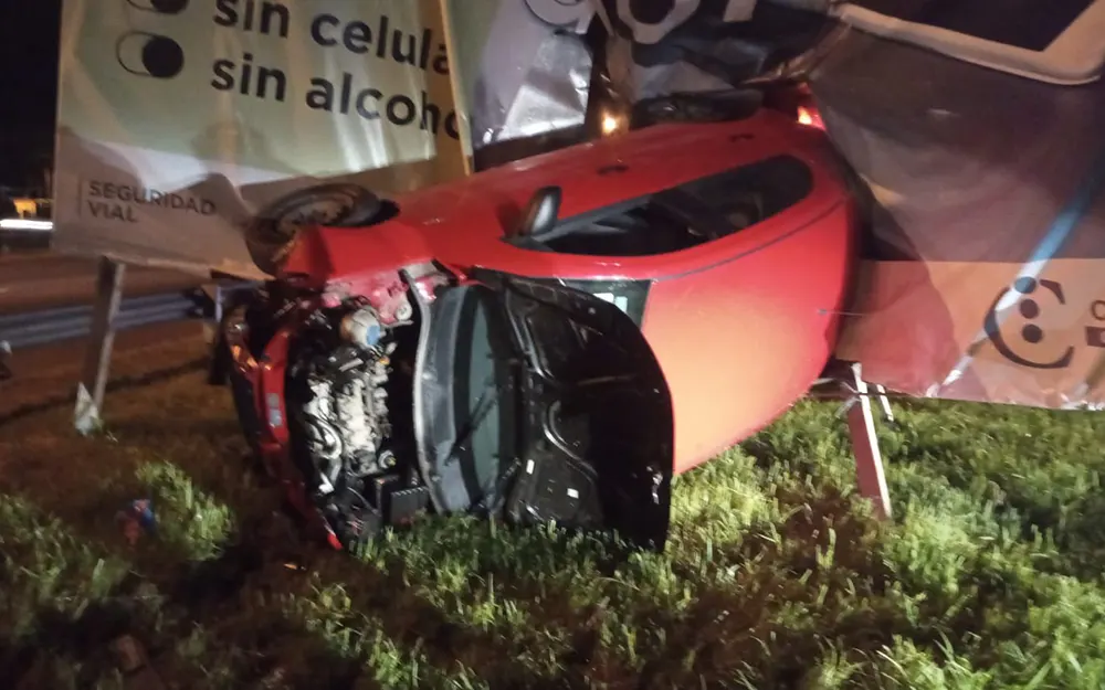 auto incrustado contra un cartel de seguridad vial