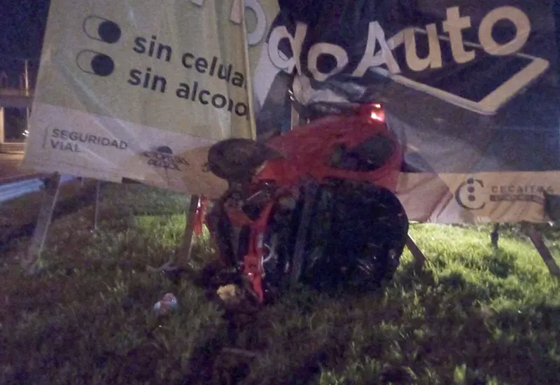 auto incrustado contra un cartel de seguridad vial