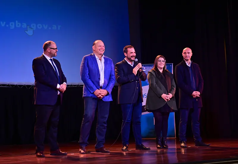 Sujarchuk habla durante el acto, acompañado por Sergio Berni