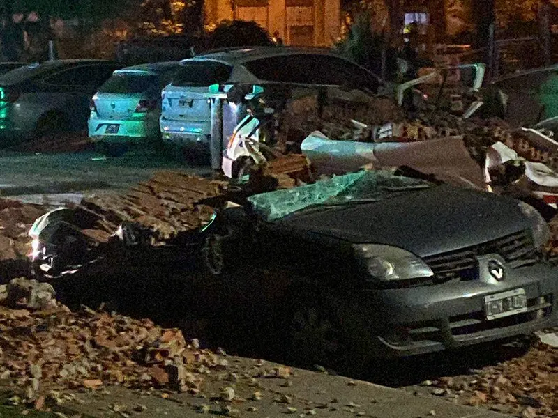 auto aplastado por los escombros