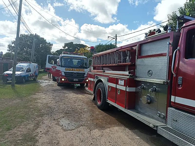 tres dotaciones de bomberos acudieron a apagar el incendio 
