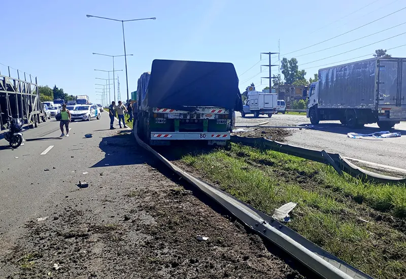 el camión quedó en el medio de las dos manos de la autopista