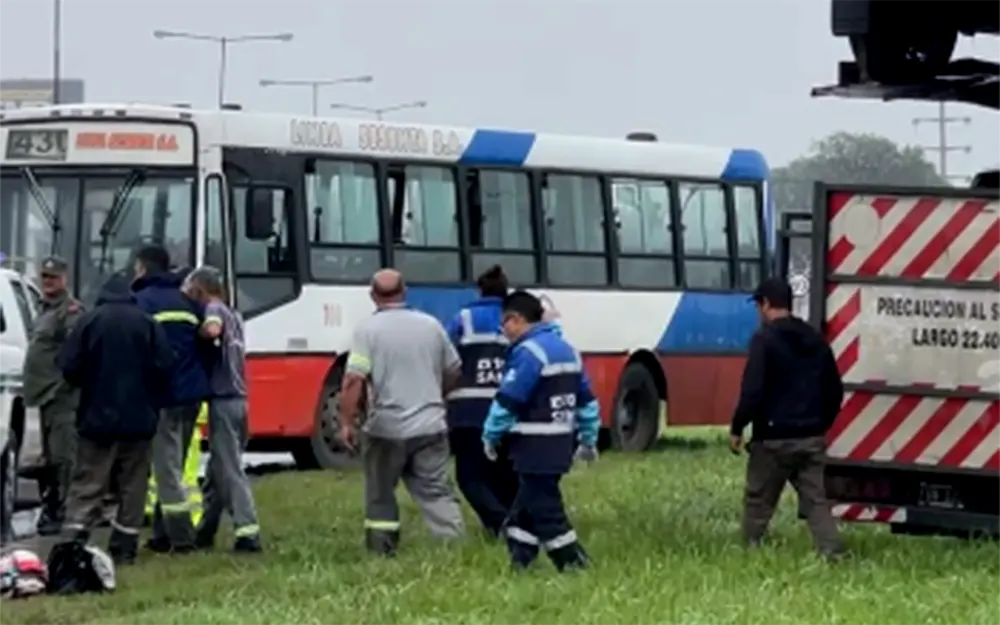 Camión mosquito chocó a un colectivo por esquivar a un motociclista caído