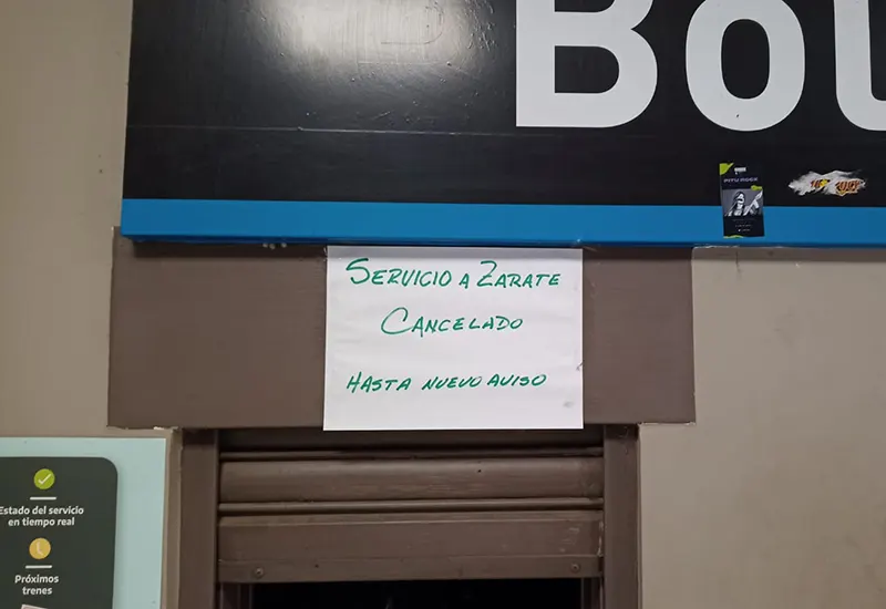 cartel colocado en la boletería de la estación de Escobar
