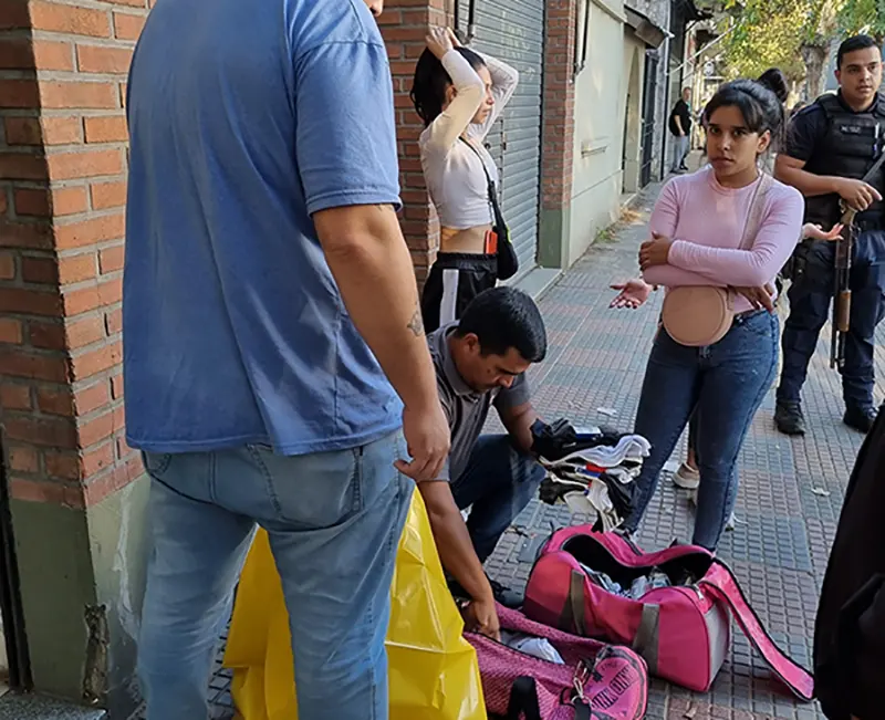 inspectores municipales decomisan mercadería de las vendedoras ambulantes