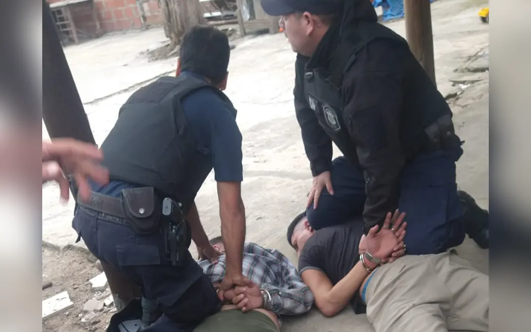 Tiros, persecución y detenidos: robaron un auto en Garín y un local de lotería en Savio