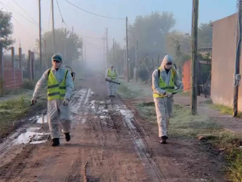 operativo de fumigación contra el dengue en Escobar