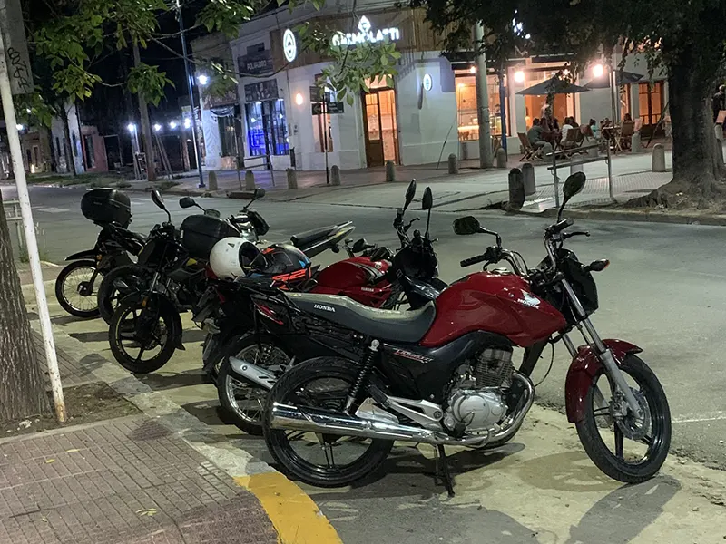 motos estacionadas en escobar