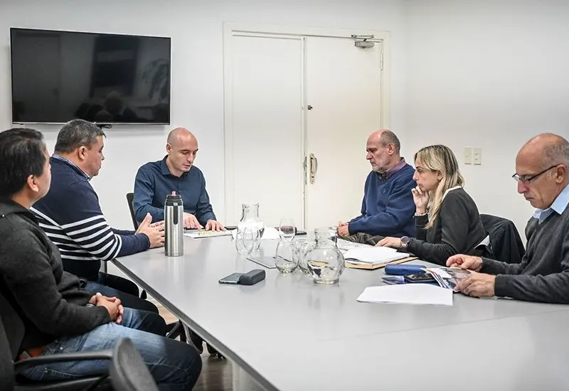Ramil y funcionarios de AySA, en el Palacio Municipal