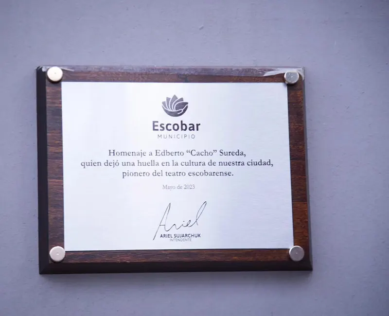 placa de homenaje a Cacho Sureda