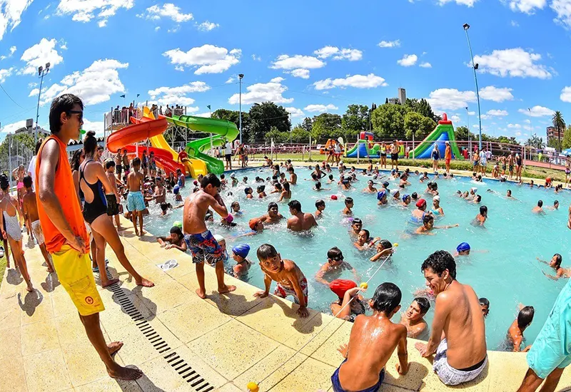 chicos en la pileta del Luis Monti, uno de los polideportivos que pasará a ser arancelado