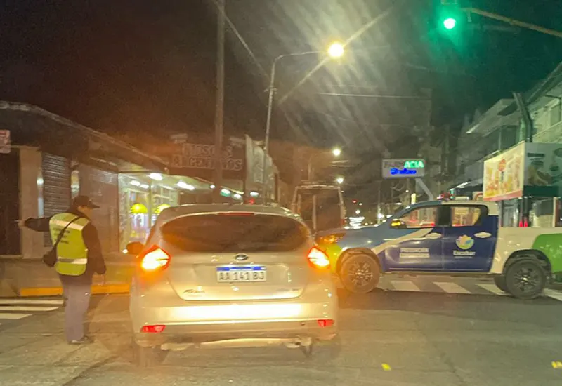 personal municipal desvía el tránsito por el robo a la joyería