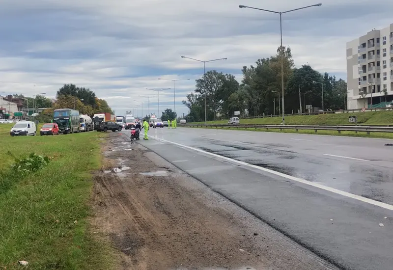 tránsito cortado en panamericana por motociclista atropellado en loma verde