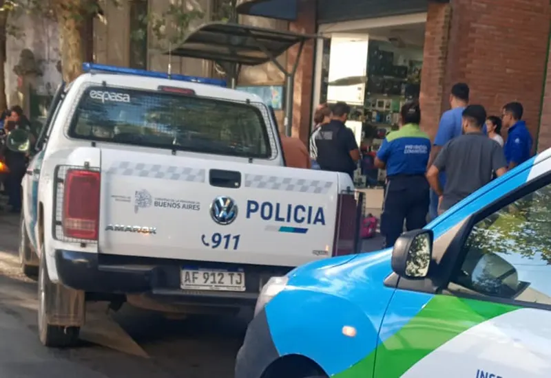 vendedoras ambulantes y personal policial en la calle Rivadavia