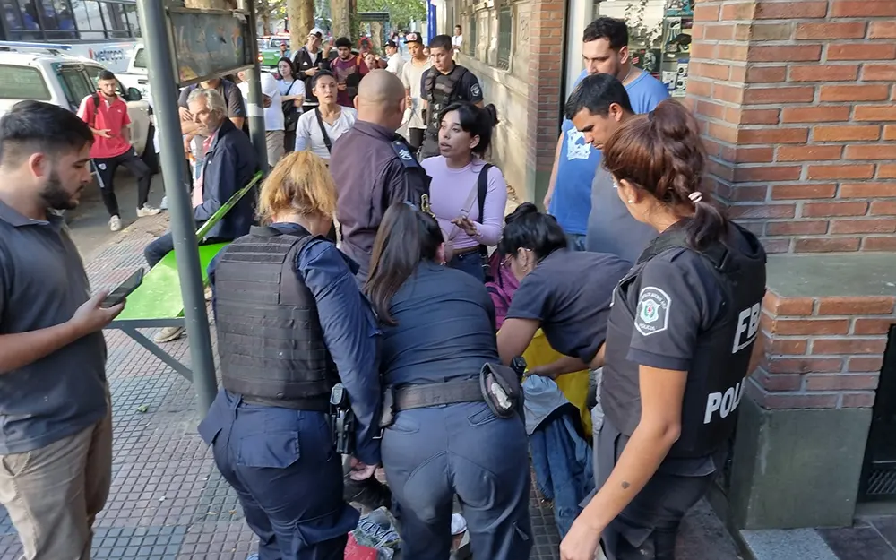 Tenso cruce entre inspectores y vendedoras ambulantes en la calle Rivadavia