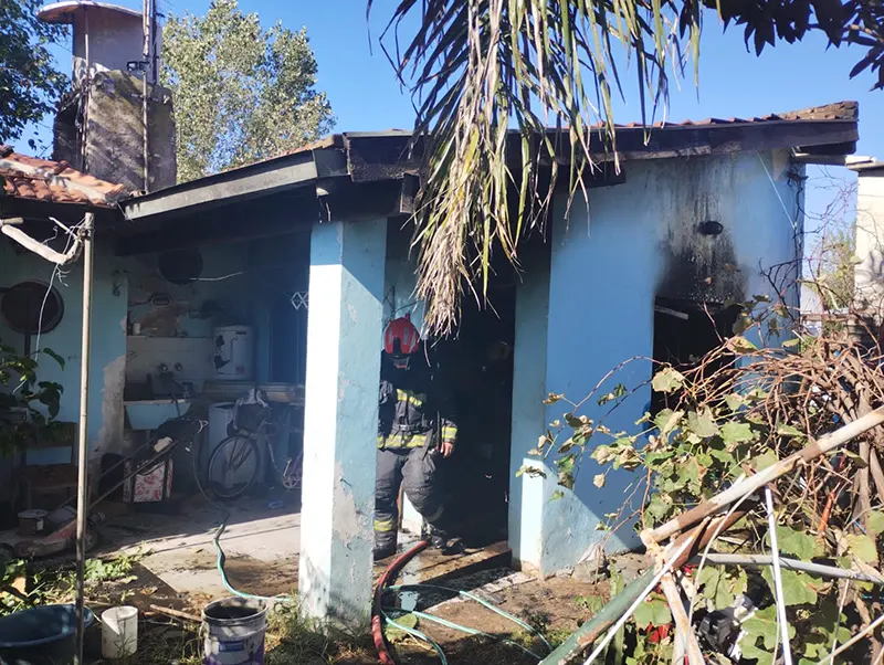 la casa donde el hombre se quitó la vida quedó parcialmente consumida por el fuego