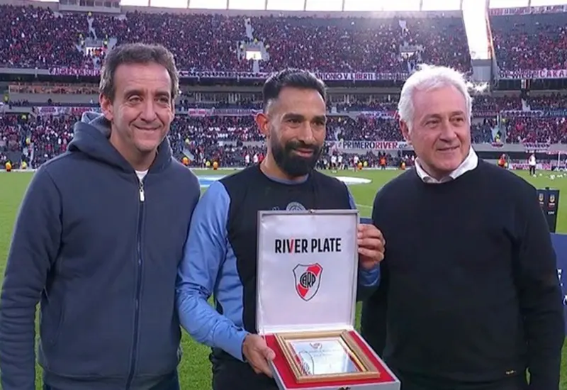 Dirigentes de River le entregaron una plaqueta de reconocimiento
