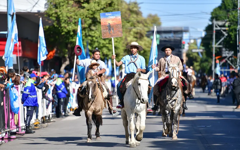 El 25 de Mayo en Escobar: desfile patrio, gastronomía y artistas locales