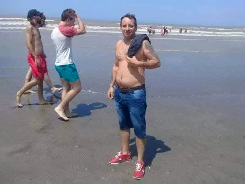 Gustavo Arrigo en una playa