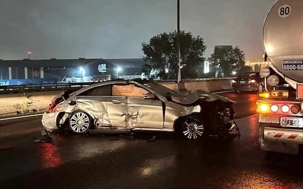 Se cruzó de mano en la autopista, chocó a otros autos y murió en el acto