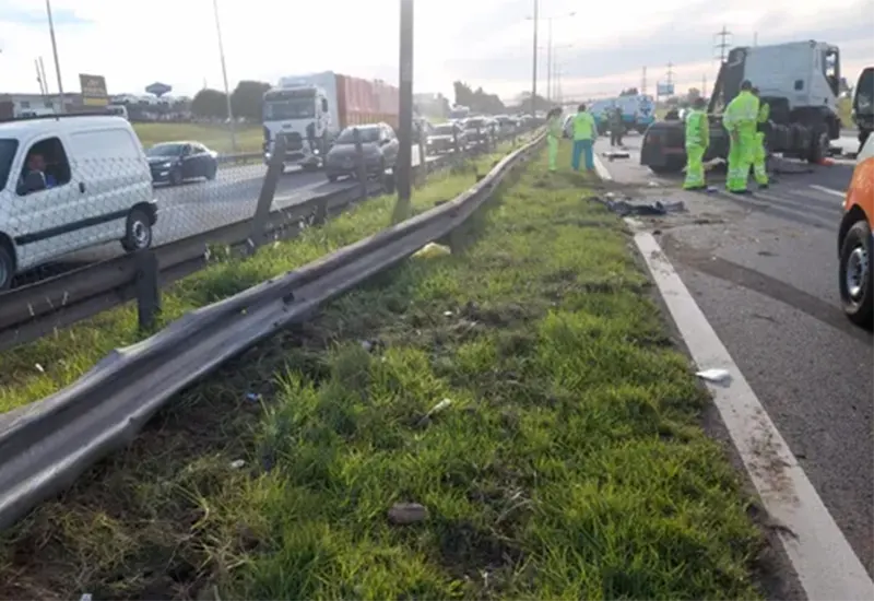 el camión quedó ocupando dos de los tres carriles de la autopista