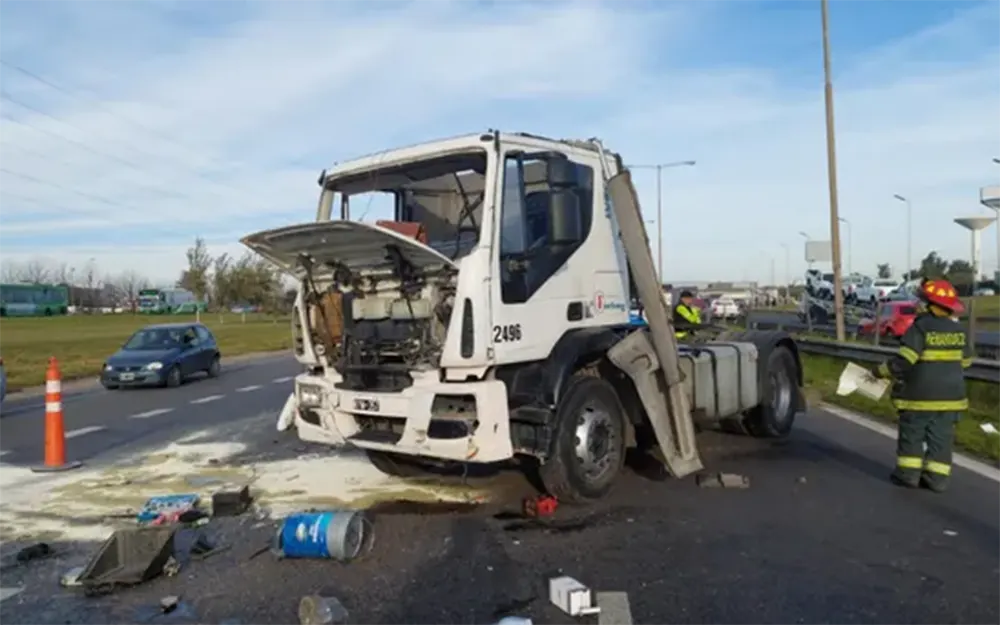 Muerte en la autopista: chocó, salió despedido y lo aplastó su propio camión