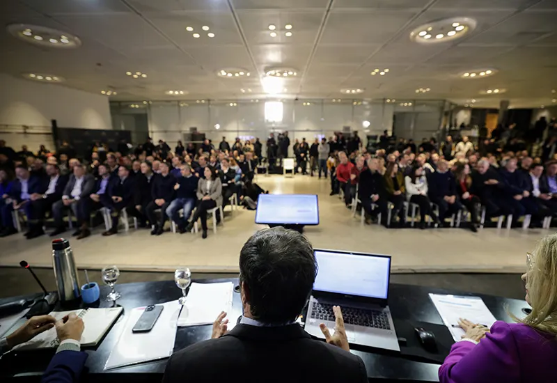 el gobernador Kicillof habla ante los intendentes en el salón del teatro Argentino