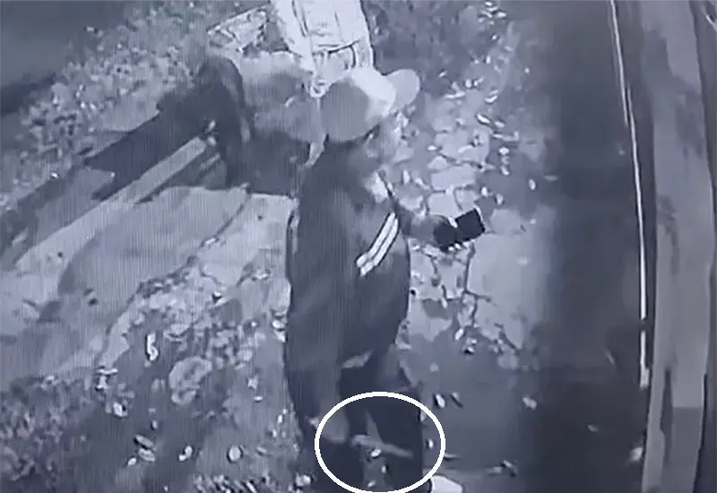 el trabajador municipal sostiene una cuchilla con su mano derecha