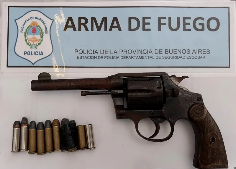 el arma incautada, con la cual se efectuaron los disparos mortales