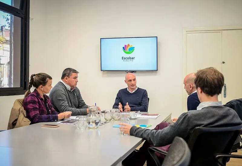 reunión en el Municipio entre funcionarios y un representante de Autopistas del Sol
