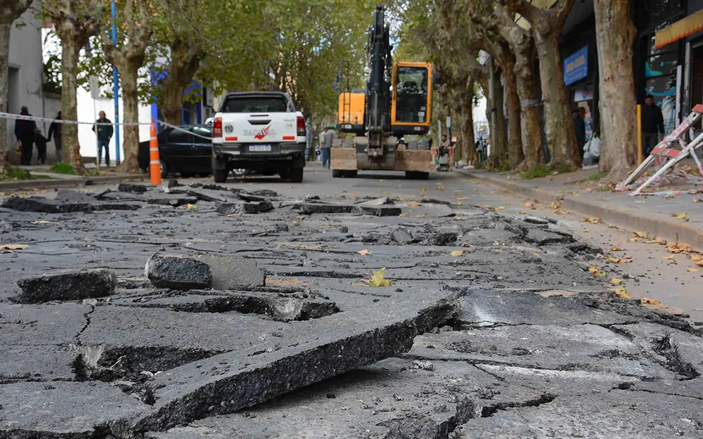 Cerrada por obras: reparan con bacheo en hormigón una cuadra de la calle Rivadavia
