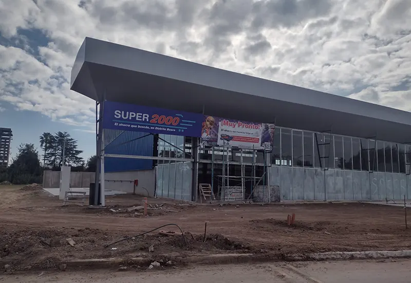 futura sucursal de Super 2000 en construcción