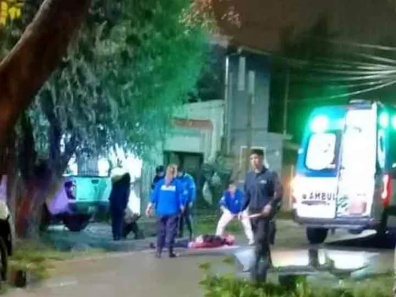 el joven yace en el piso, tras recibir dos disparos