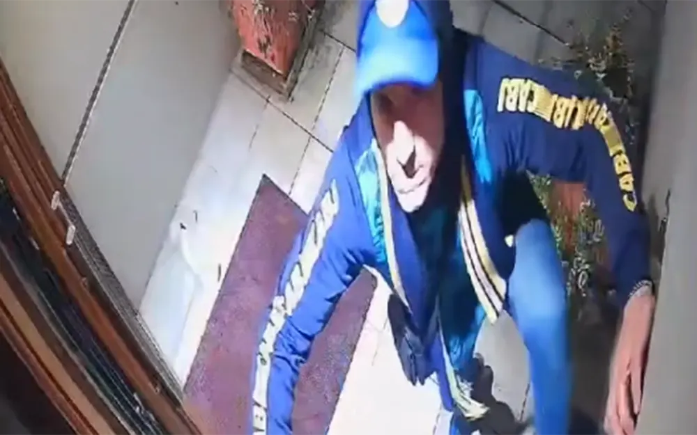 Insólito: robó una cámara de seguridad de un edificio de Escobar y quedó filmado