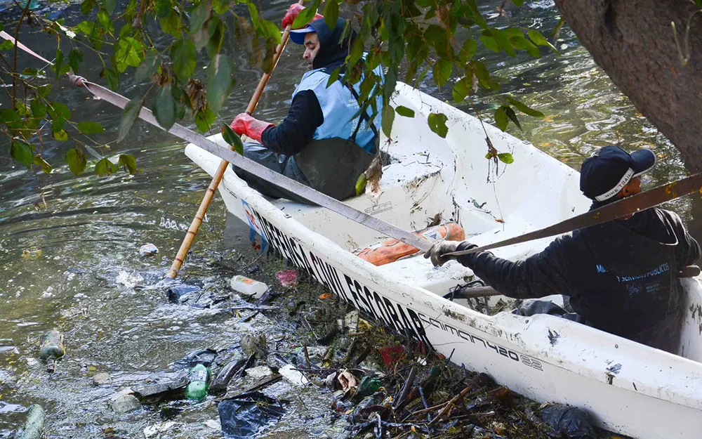 Limpian a fondo un tramo de tres kilómetros del Arroyo Escobar