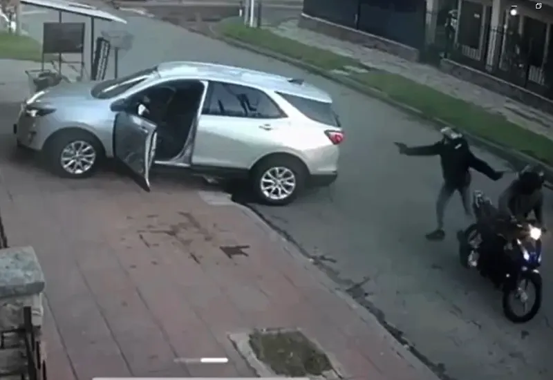 motochorros roban un auto en Garín (captura de video)