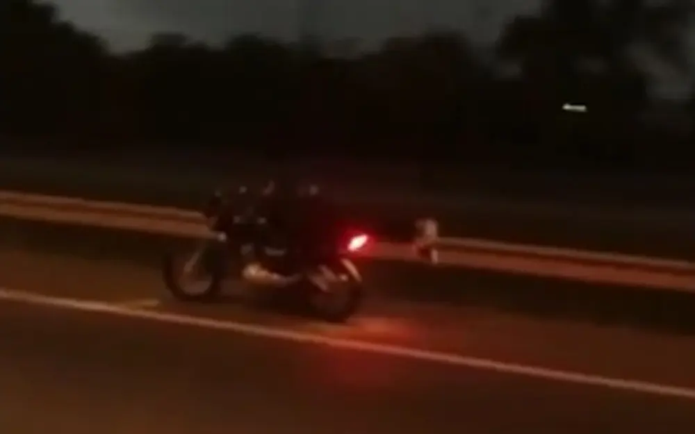 Imprudencia total: filman a un conductor acostado sobre la moto en Panamericana