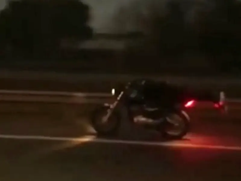 motociclista haciendo planking en la autopista